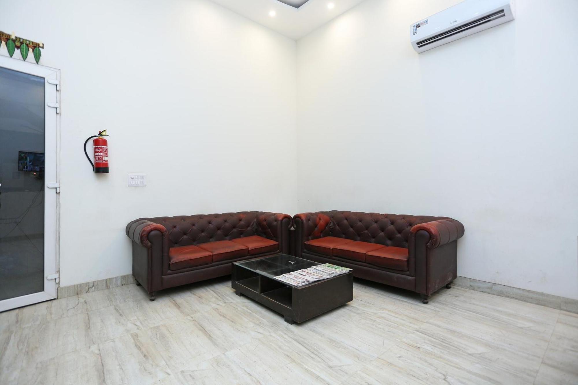 Hotel O Lakshya Нью-Дели Экстерьер фото